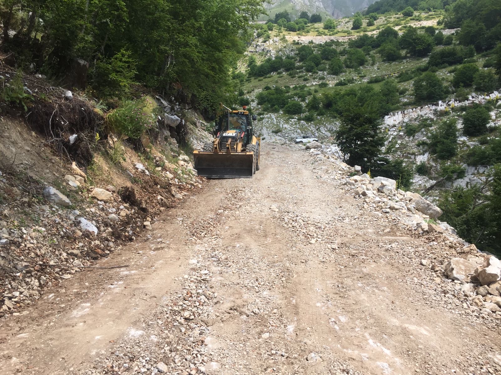 Punime në lartësi mbi luginën e Tropojës.